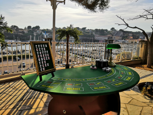 une table de casino poker devant une vue qui mène sur la mer