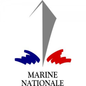le logo de la marine nationale, un bateau en fond et les couleurs de la france qui fait office de mer