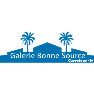 le logo de galerie bonne source, en arrière plan en bleu uni des maisons et 2 palmiers et carrefour écrit en bas à droite